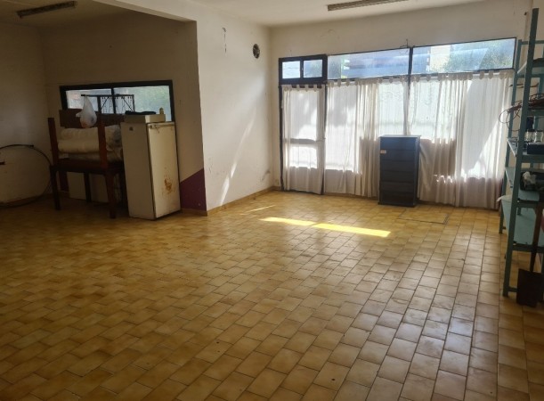 Local comercial y vivienda sobre Av. 79