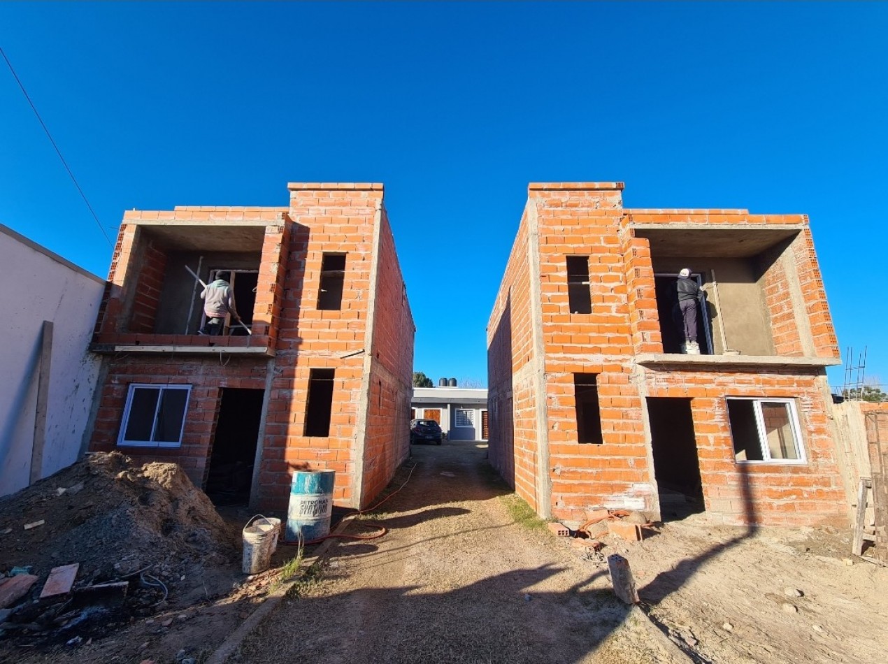 DUPLEX en construccion a 50 mts de la AV.79 de acceso a la Localidad