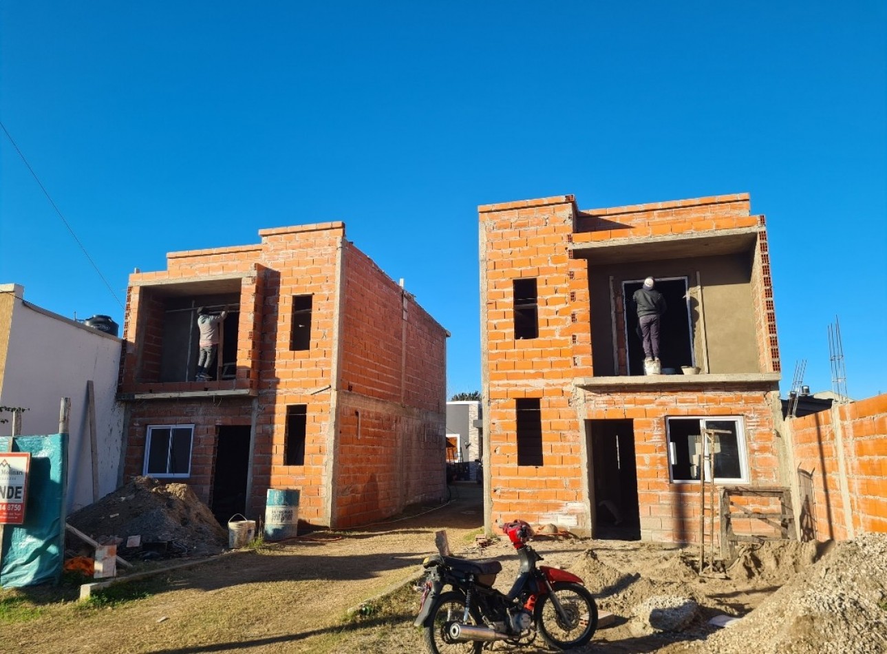 DUPLEX en construccion a 50 mts de la AV.79 de acceso a la Localidad