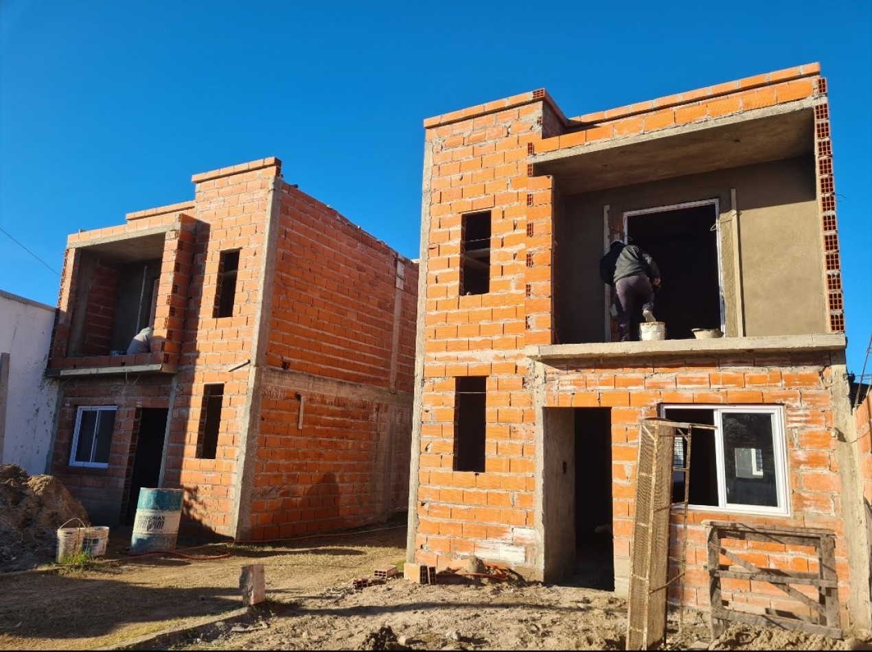 DUPLEX en construccion a 50 mts de la AV.79 de acceso a la Localidad