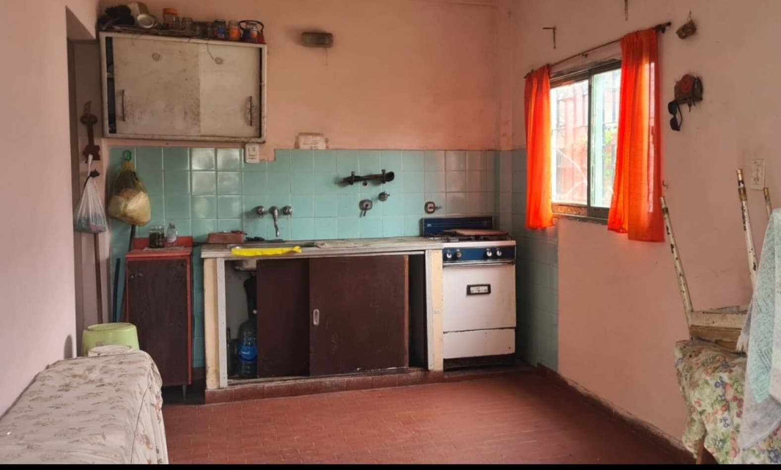 AMPLIO LOTE con 2 departamentos - SANTA TERESITA