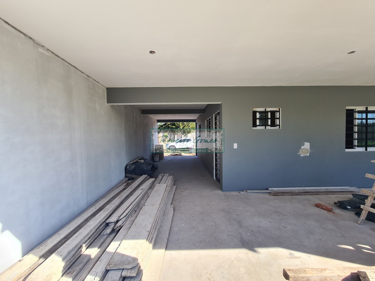 CASA MODERNA Y FUNCIONAL SOLA EN AMPLIO LOTE