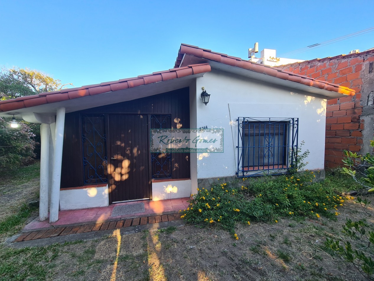 CASA EN LOTE AMPLIO A 3 CUADRAS DEL MAR- IDEAL INVERSION O RECICLAJE