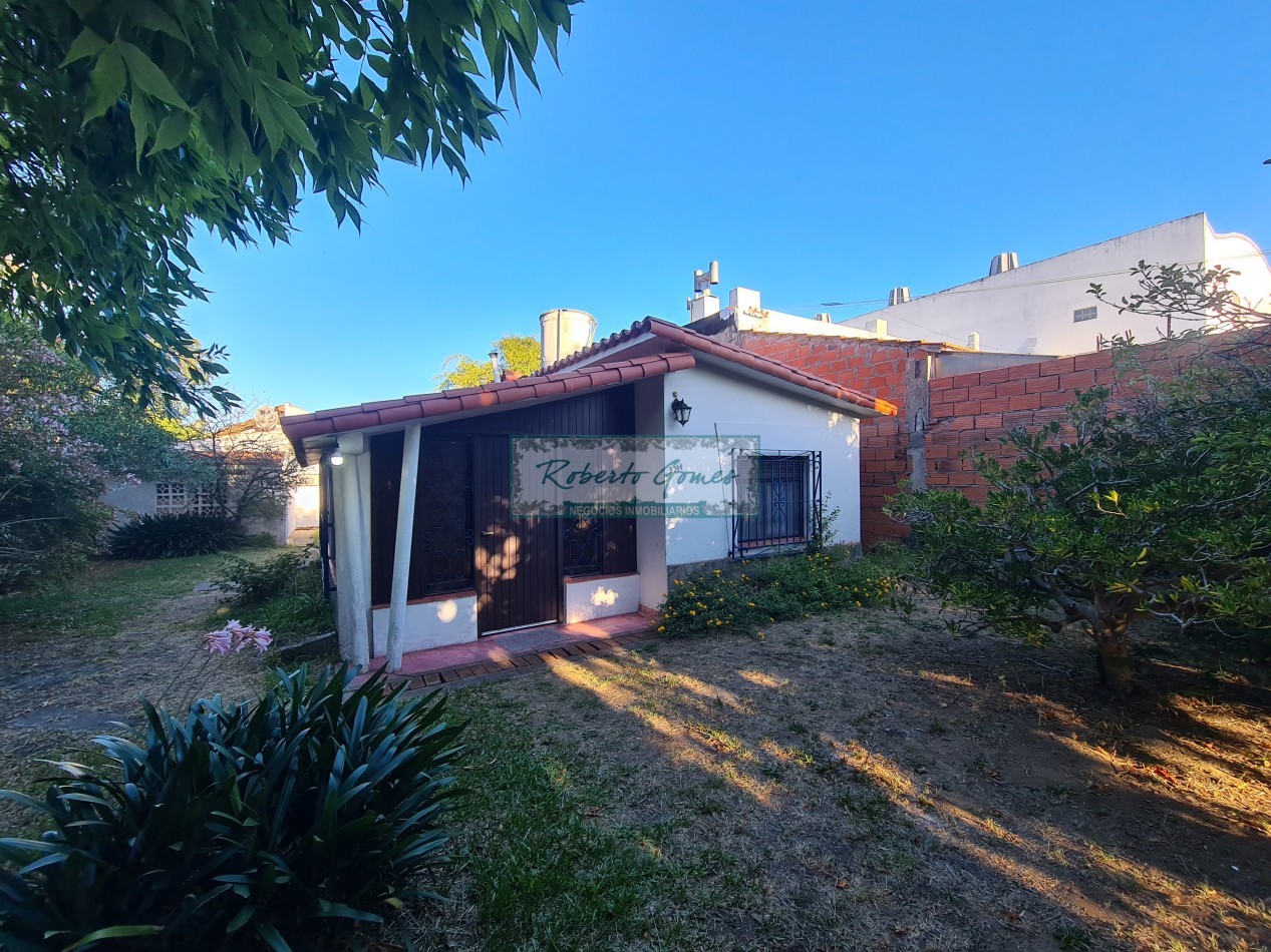 CASA EN LOTE AMPLIO A 3 CUADRAS DEL MAR- IDEAL INVERSION O RECICLAJE