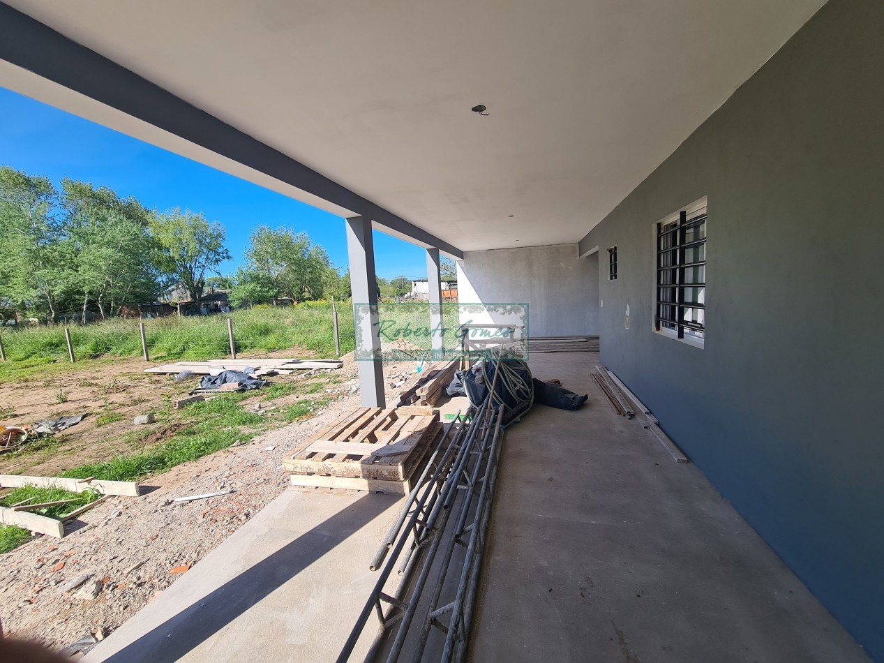 CASA MODERNA Y FUNCIONAL SOLA EN AMPLIO LOTE