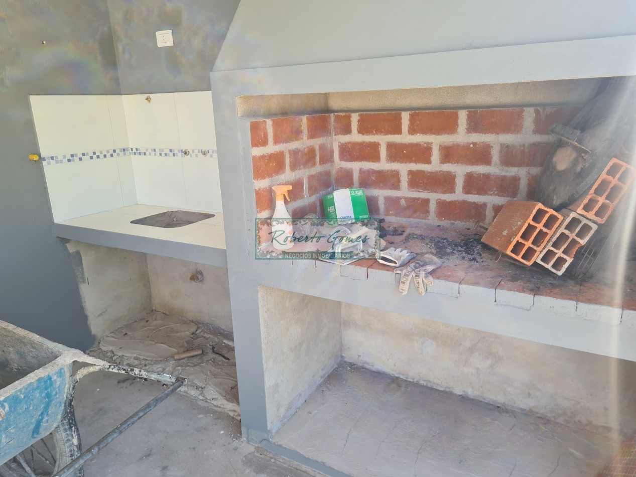 CASA MODERNA Y FUNCIONAL SOLA EN AMPLIO LOTE
