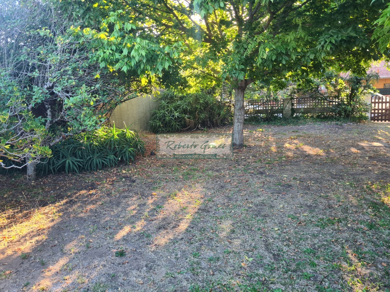 CASA EN LOTE AMPLIO A 3 CUADRAS DEL MAR- IDEAL INVERSION O RECICLAJE