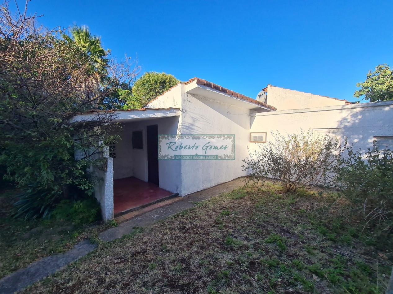 CASA EN LOTE AMPLIO A 3 CUADRAS DEL MAR- IDEAL INVERSION O RECICLAJE