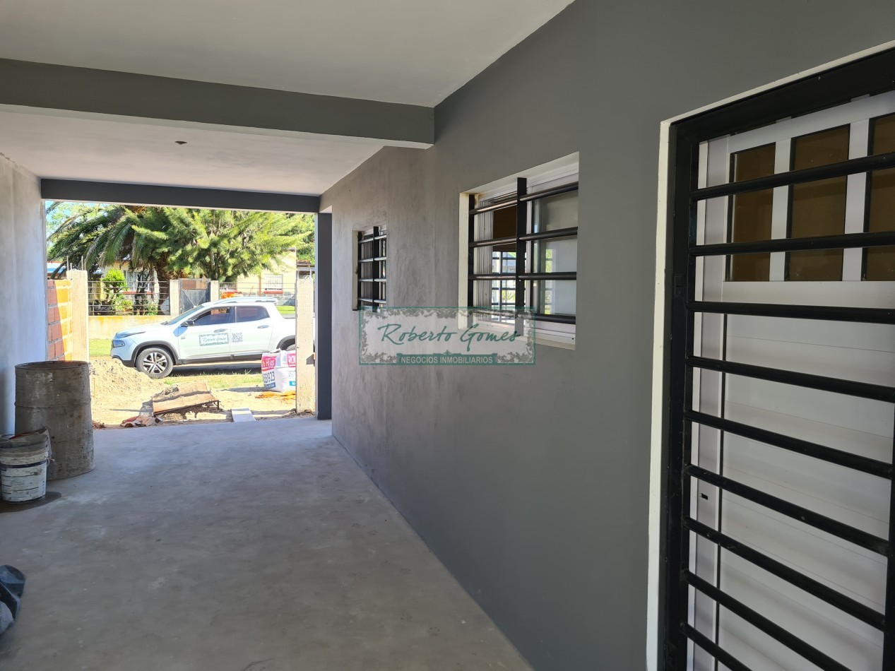 CASA MODERNA Y FUNCIONAL SOLA EN AMPLIO LOTE