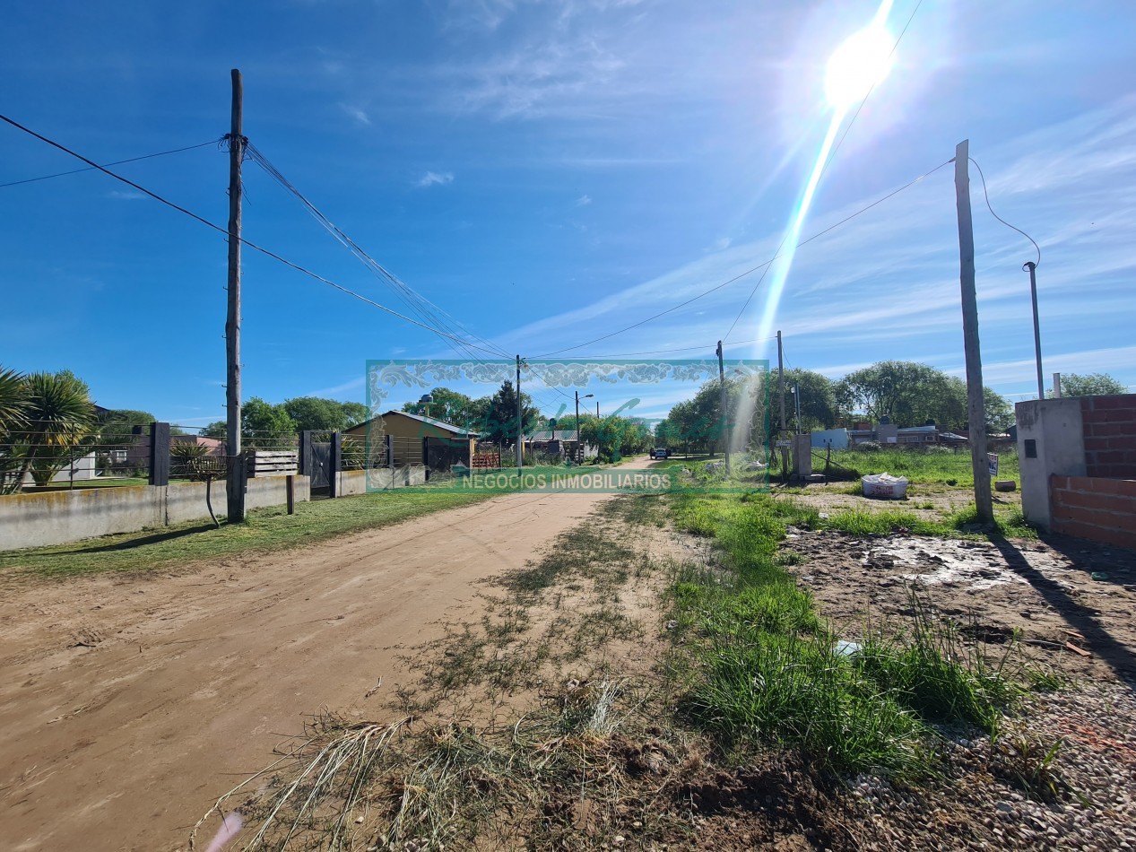 CASA MODERNA Y FUNCIONAL SOLA EN AMPLIO LOTE