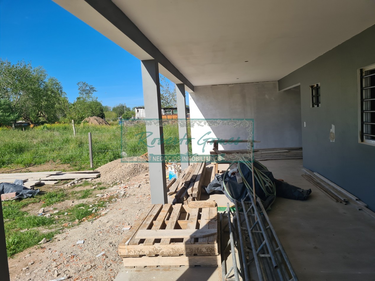 CASA MODERNA Y FUNCIONAL SOLA EN AMPLIO LOTE