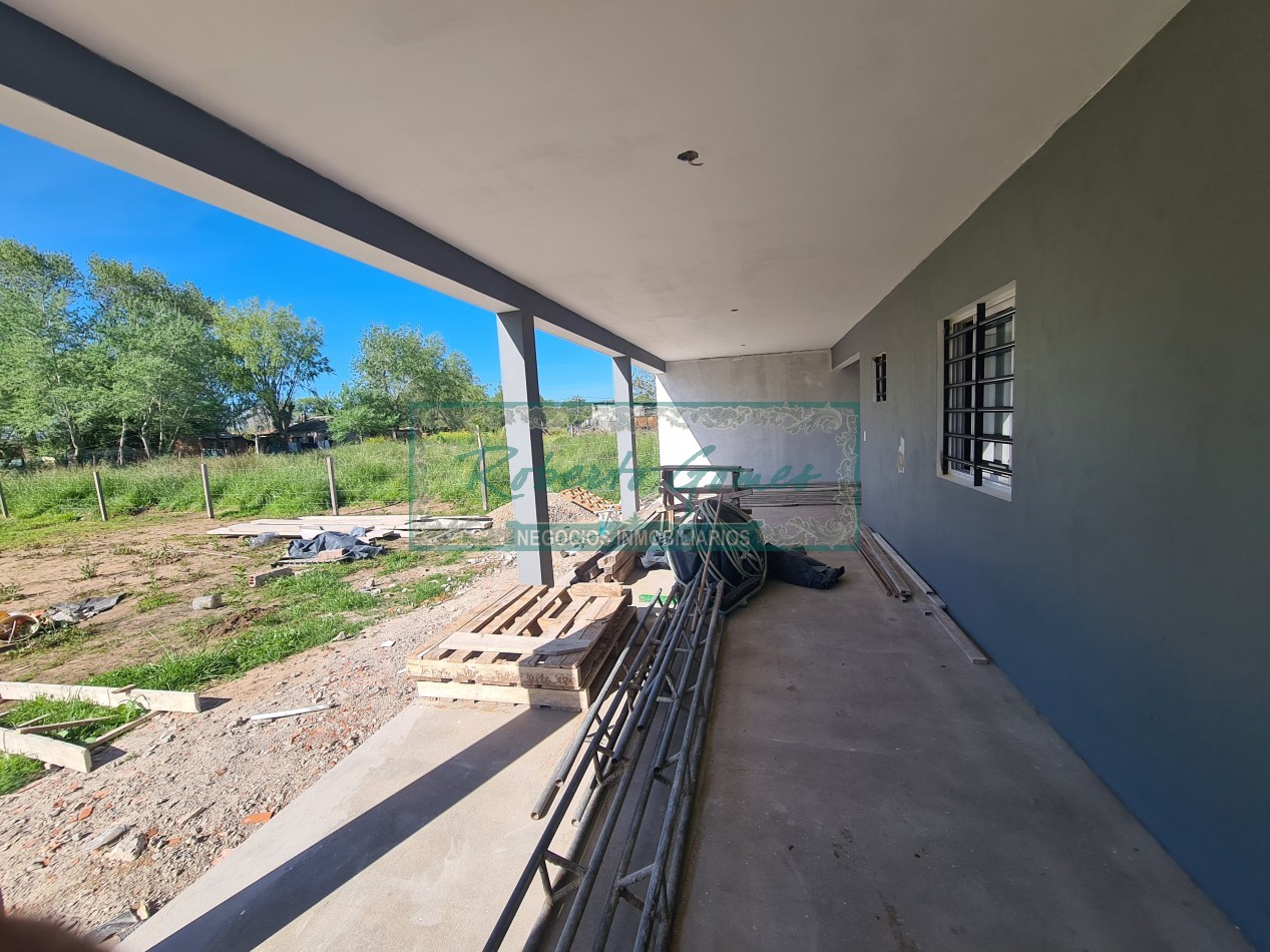 CASA MODERNA Y FUNCIONAL SOLA EN AMPLIO LOTE