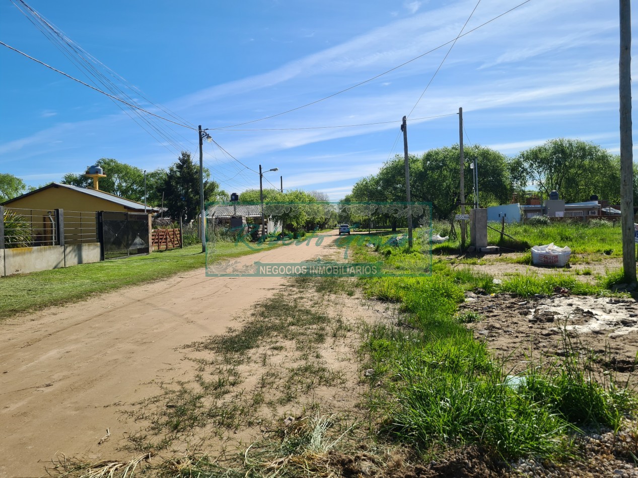 CASA MODERNA Y FUNCIONAL SOLA EN AMPLIO LOTE