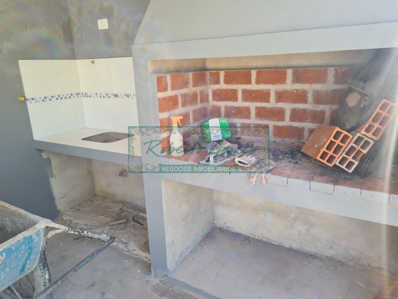 CASA MODERNA Y FUNCIONAL SOLA EN AMPLIO LOTE