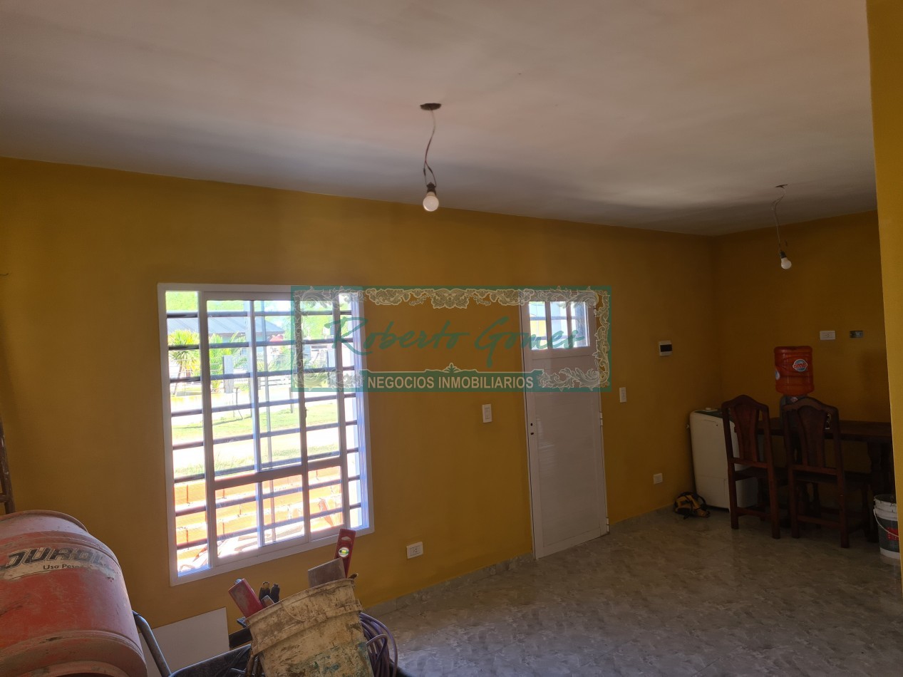 CASA MODERNA Y FUNCIONAL SOLA EN AMPLIO LOTE