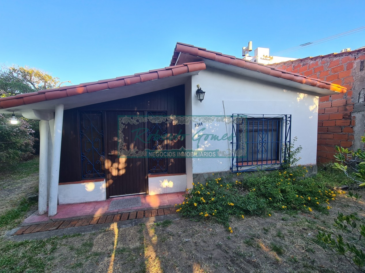 CASA EN LOTE AMPLIO A 3 CUADRAS DEL MAR- IDEAL INVERSION O RECICLAJE