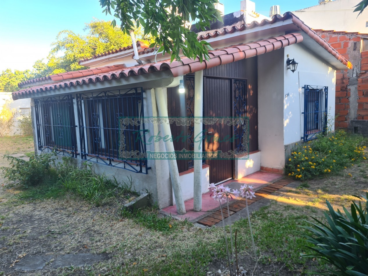 CASA EN LOTE AMPLIO A 3 CUADRAS DEL MAR- IDEAL INVERSION O RECICLAJE