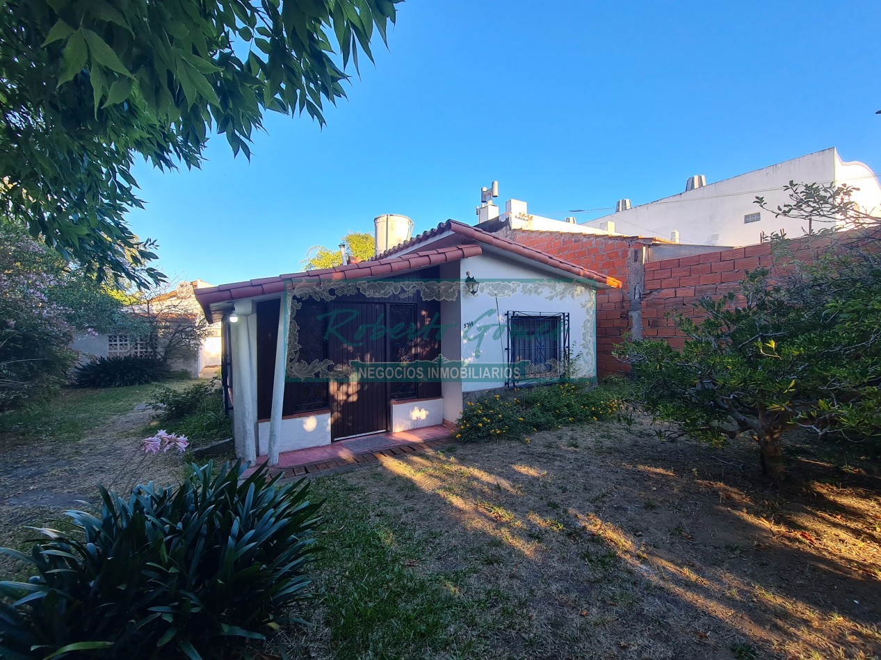 CASA EN LOTE AMPLIO A 3 CUADRAS DEL MAR- IDEAL INVERSION O RECICLAJE