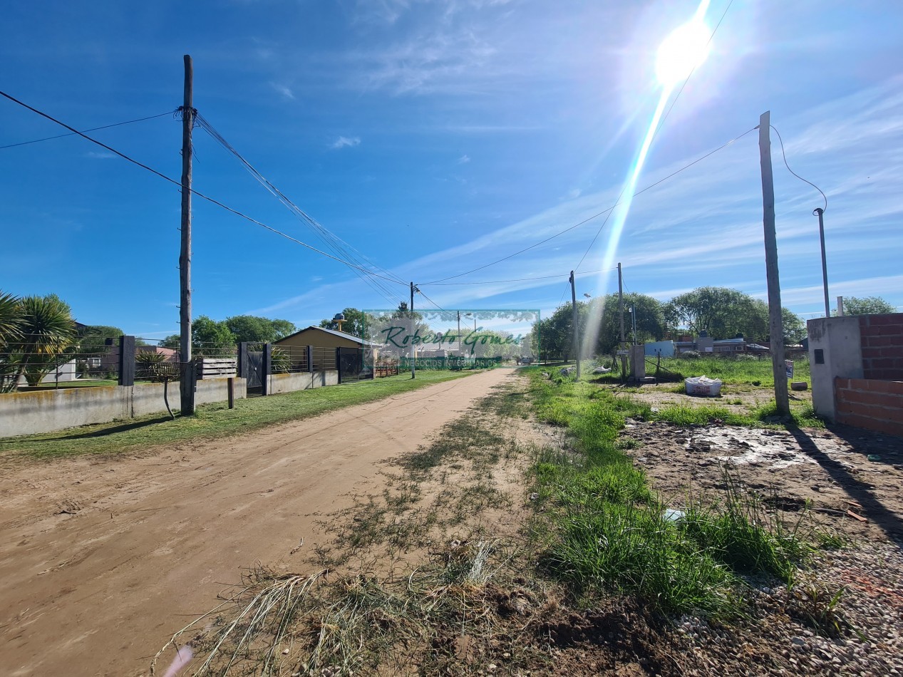 CASA MODERNA Y FUNCIONAL SOLA EN AMPLIO LOTE