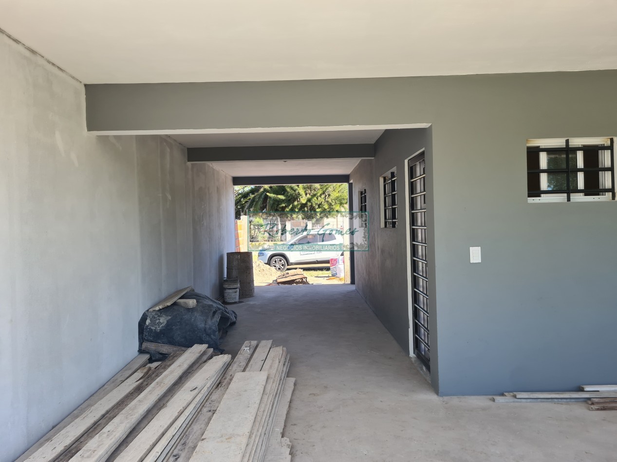 CASA MODERNA Y FUNCIONAL SOLA EN AMPLIO LOTE
