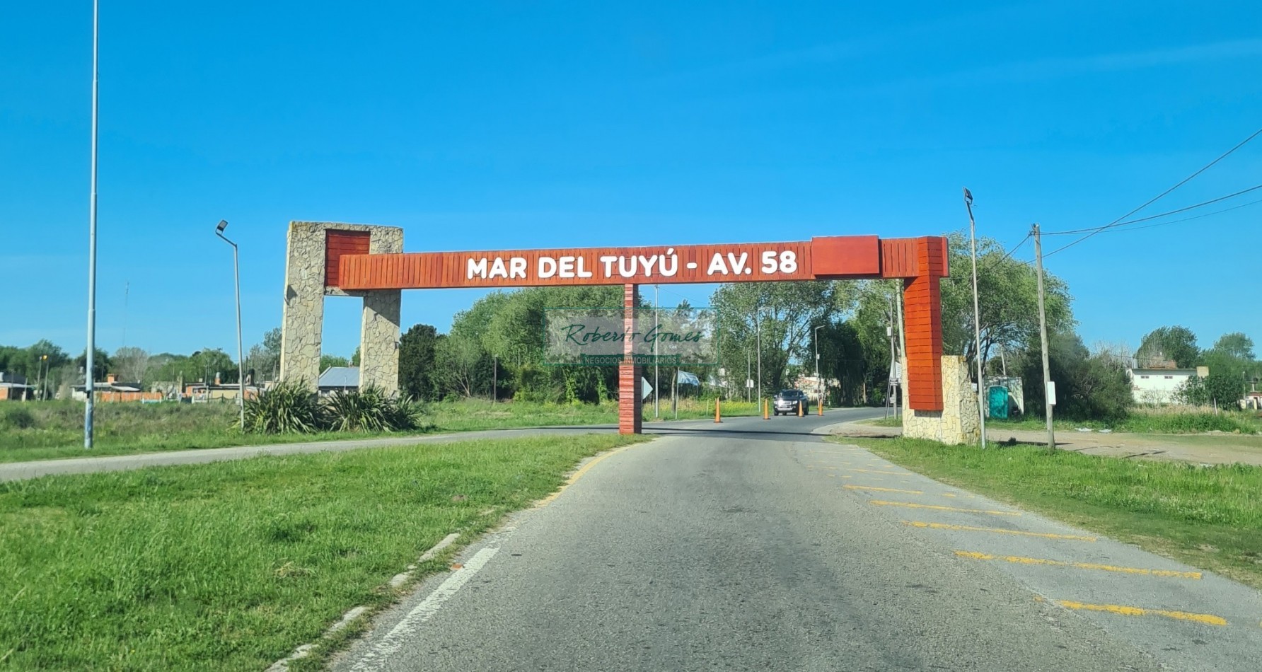 CASA MODERNA Y FUNCIONAL SOLA EN AMPLIO LOTE