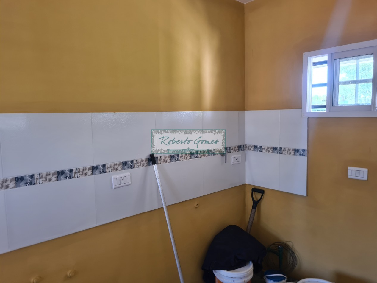 CASA MODERNA Y FUNCIONAL SOLA EN AMPLIO LOTE