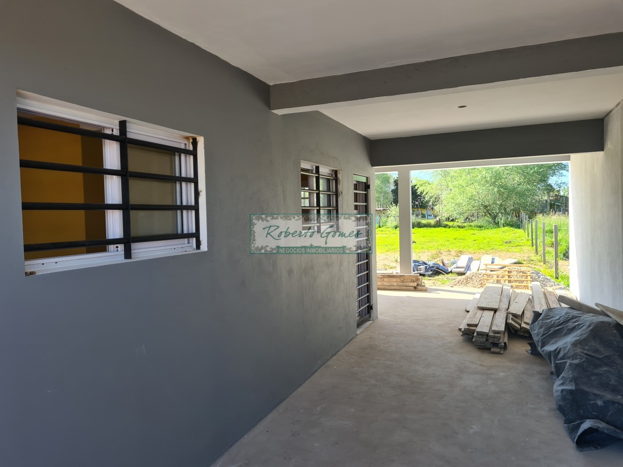 CASA MODERNA Y FUNCIONAL SOLA EN AMPLIO LOTE