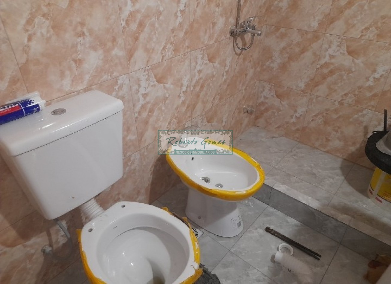 CASA MODERNA Y FUNCIONAL SOLA EN AMPLIO LOTE