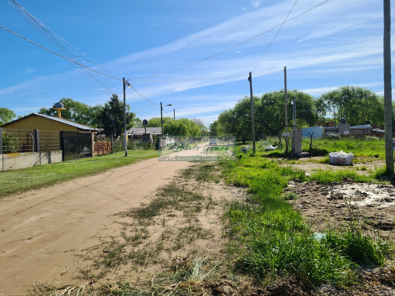 CASA MODERNA Y FUNCIONAL SOLA EN AMPLIO LOTE