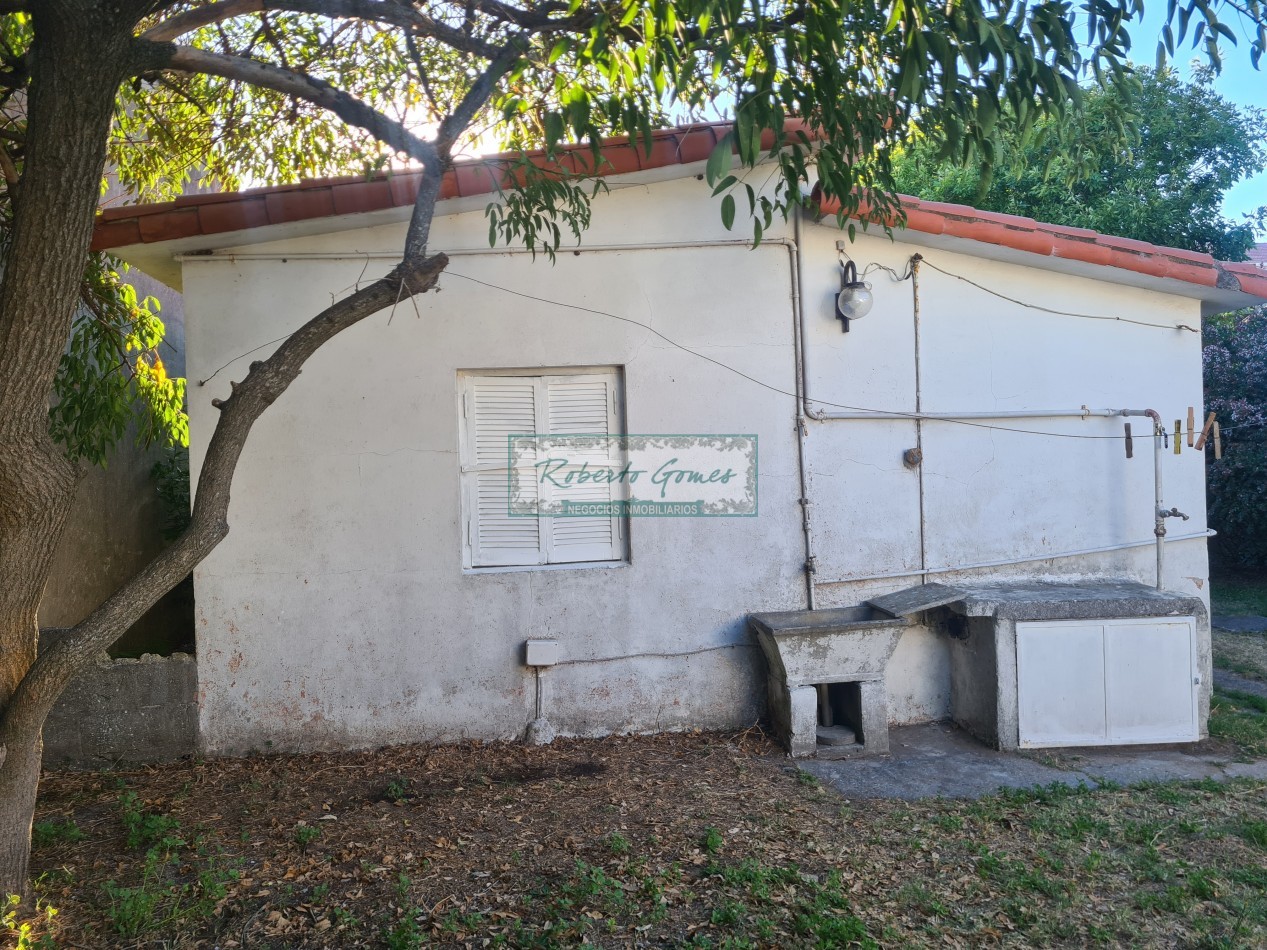 CASA EN LOTE AMPLIO A 3 CUADRAS DEL MAR- IDEAL INVERSION O RECICLAJE