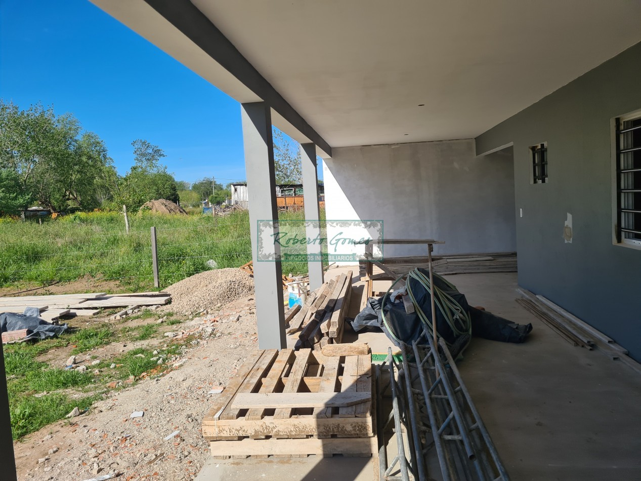 CASA MODERNA Y FUNCIONAL SOLA EN AMPLIO LOTE