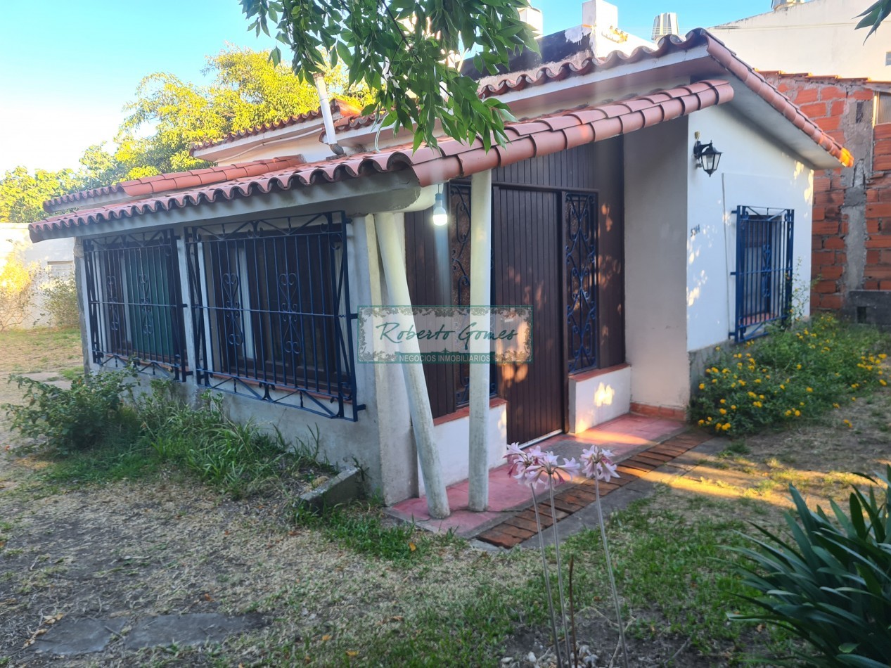 CASA EN LOTE AMPLIO A 3 CUADRAS DEL MAR- IDEAL INVERSION O RECICLAJE