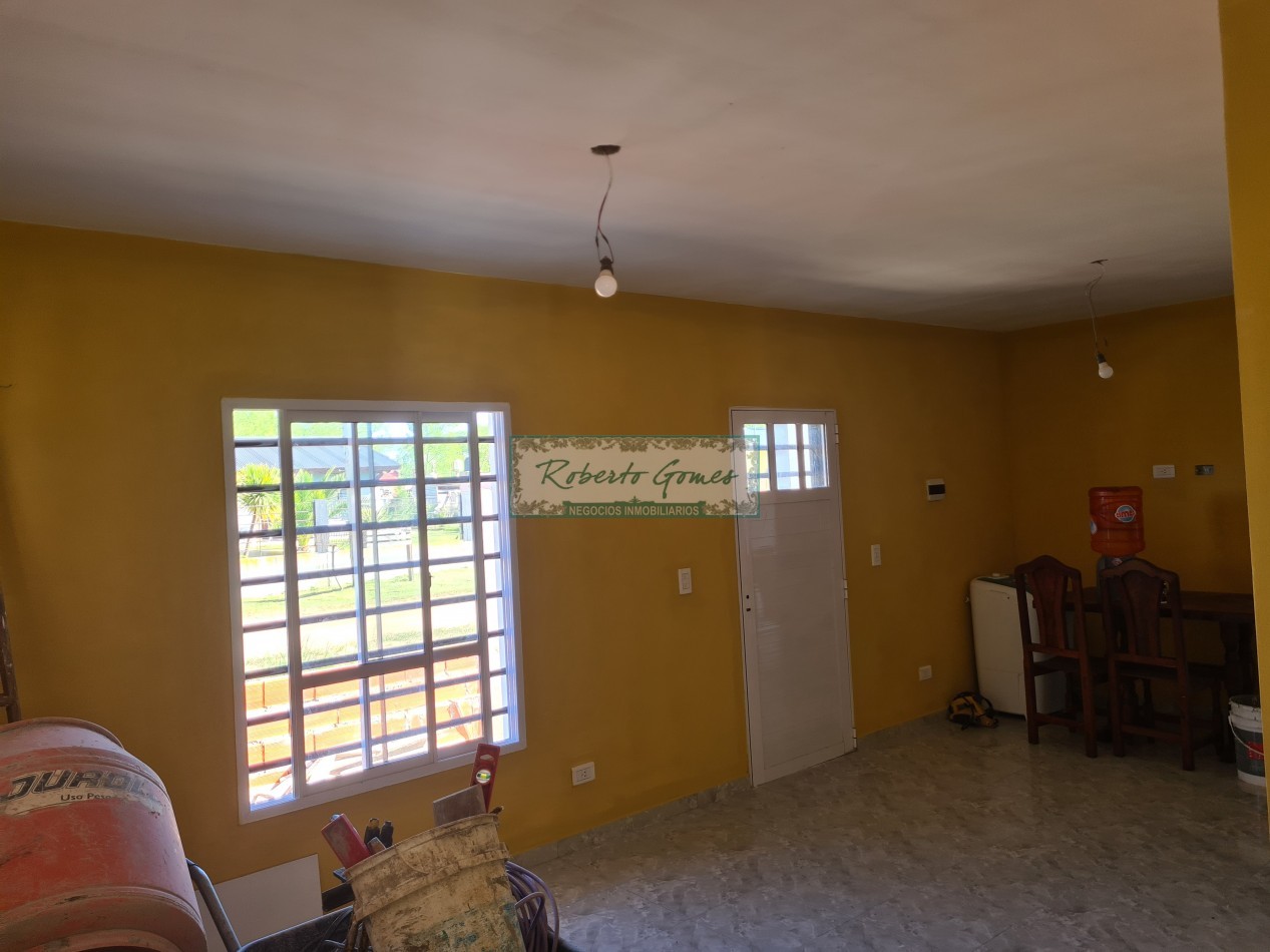 CASA MODERNA Y FUNCIONAL SOLA EN AMPLIO LOTE