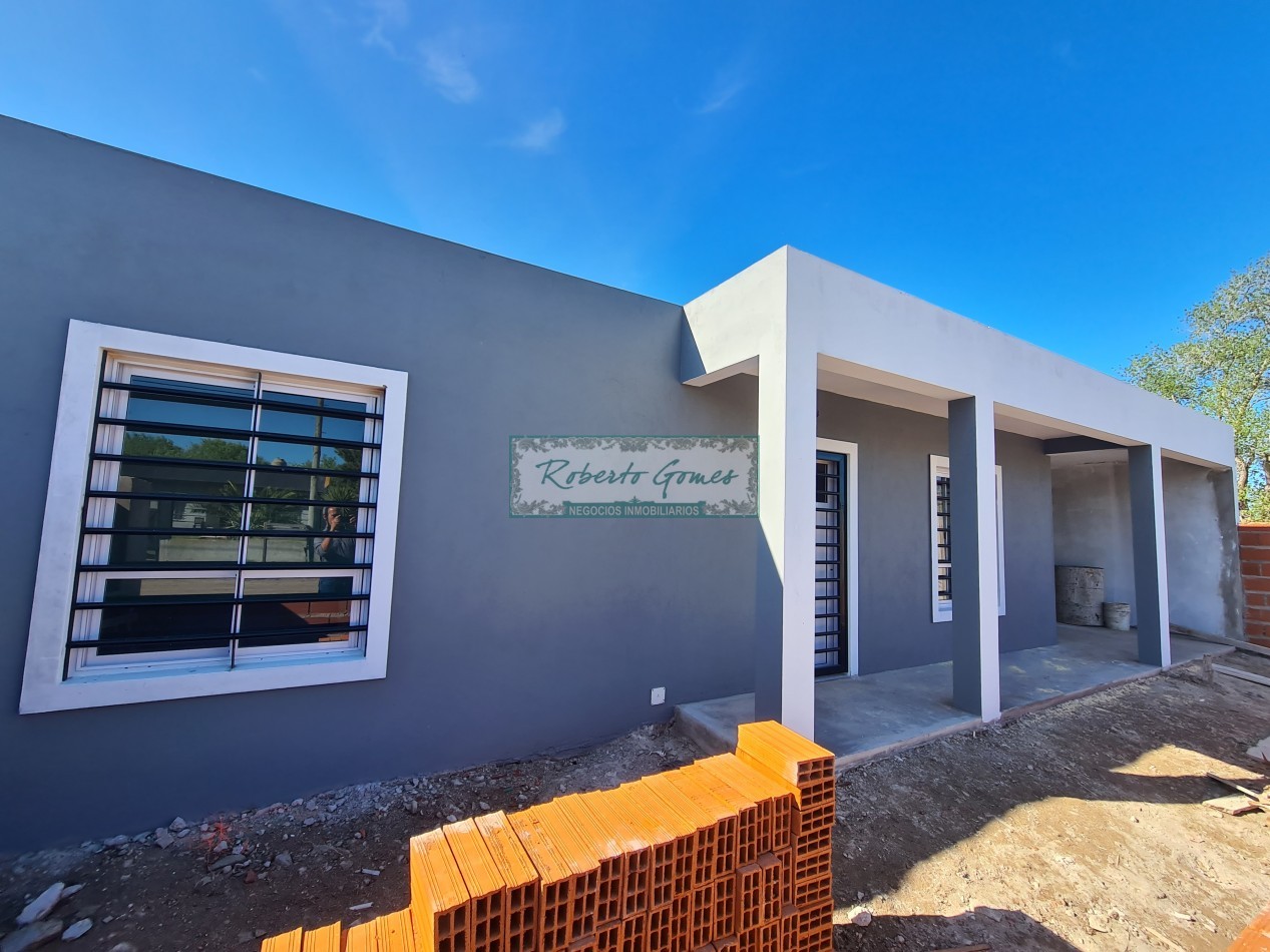 CASA MODERNA Y FUNCIONAL SOLA EN AMPLIO LOTE