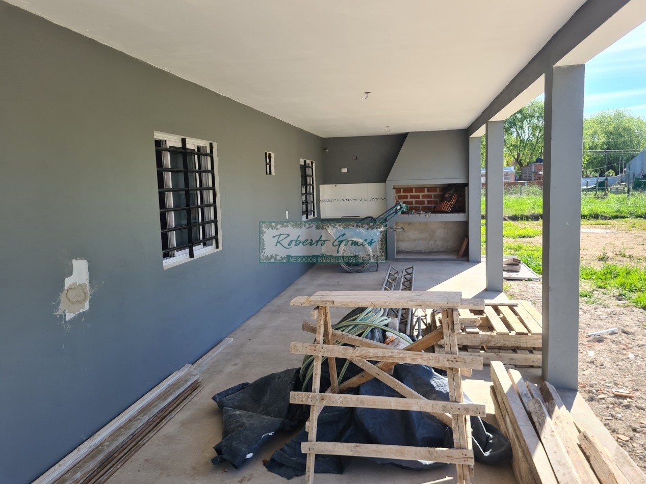 CASA MODERNA Y FUNCIONAL SOLA EN AMPLIO LOTE