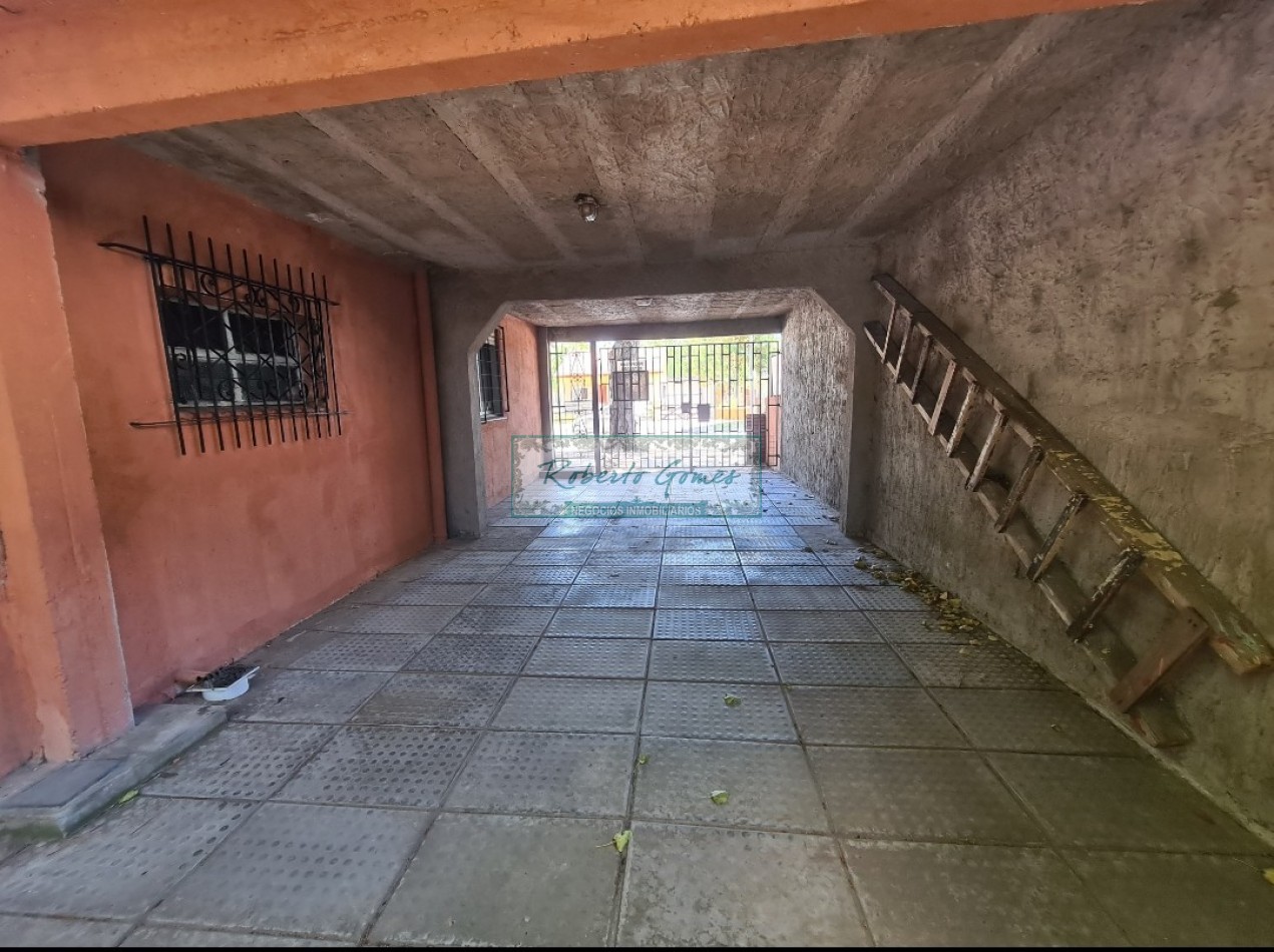 CASA EN LOTE PROPIO SOBRE AVENIDA PRINCIPAL