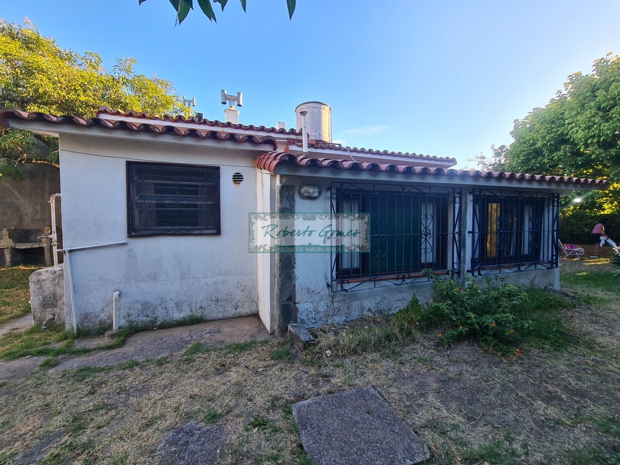 CASA EN LOTE AMPLIO A 3 CUADRAS DEL MAR- IDEAL INVERSION O RECICLAJE