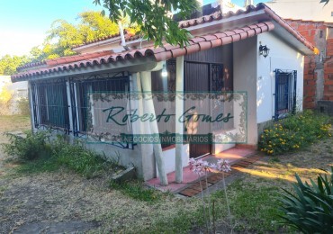 CASA EN LOTE AMPLIO A 3 CUADRAS DEL MAR- IDEAL INVERSION O RECICLAJE