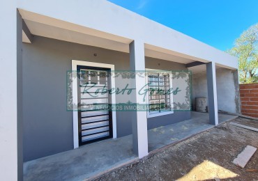 CASA MODERNA Y FUNCIONAL SOLA EN AMPLIO LOTE